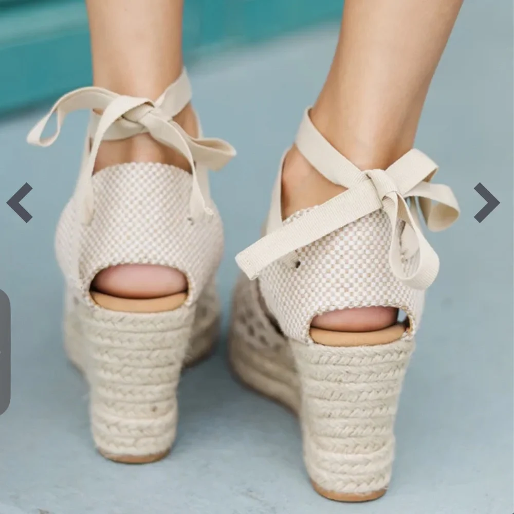 NWOT Bamboo Going On Your Way Beige Espadrille Wedges Size 8